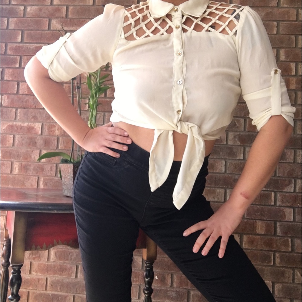 ❤️Creme Front Tie Blouse with shoulder cutouts
